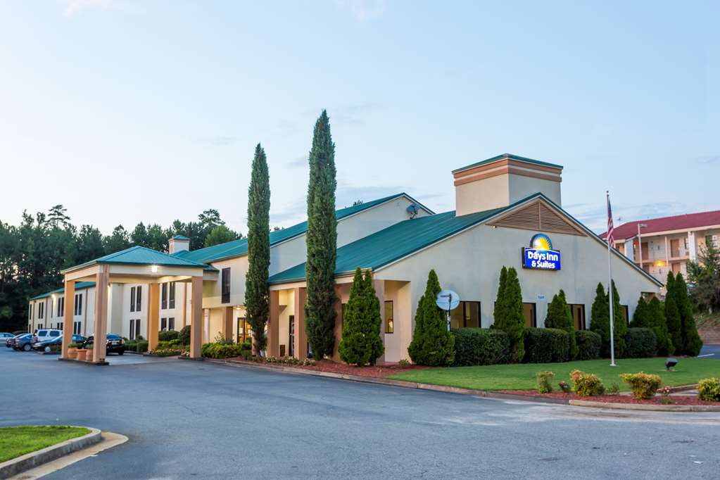 Days Inn & Suites By Wyndham Peachtree Corners Norcross Exterior photo